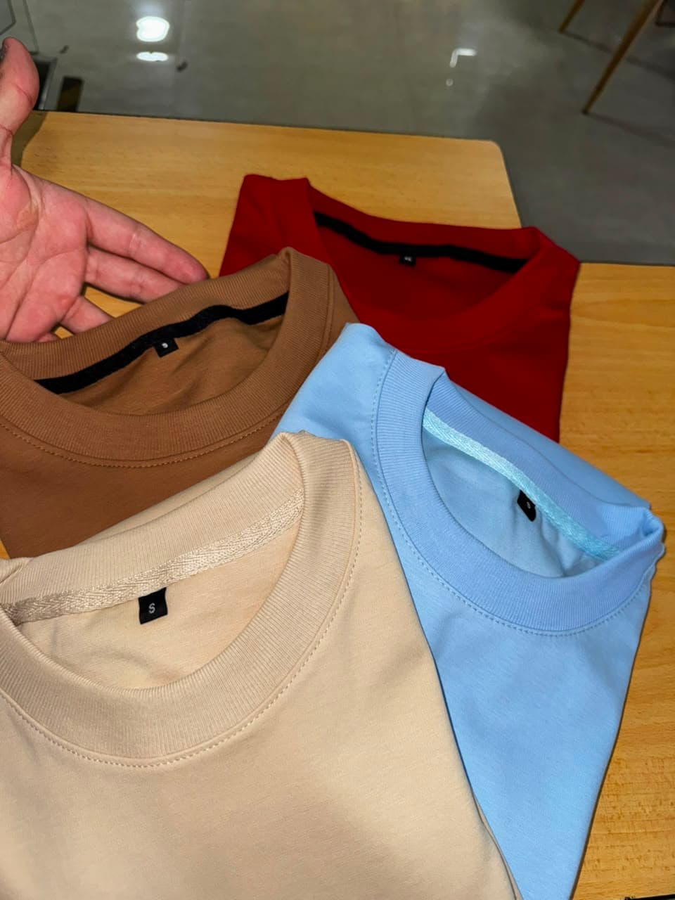 Detalle de cuellos y tela premium 260 G de las camisetas Valknut