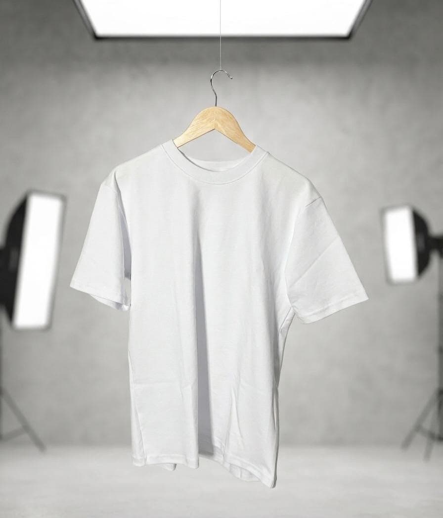 Camiseta oversize Valknut blanca en percha, estudio fotográfico
